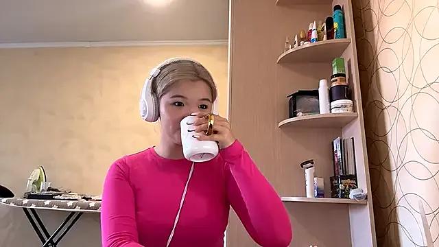 CarolannSide from StripChat is Freechat