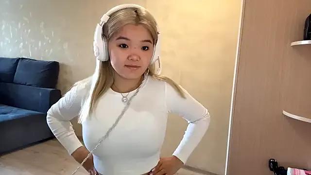 CarolannSide from StripChat is Freechat