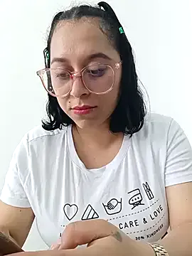 Caroline-17 from StripChat is Freechat