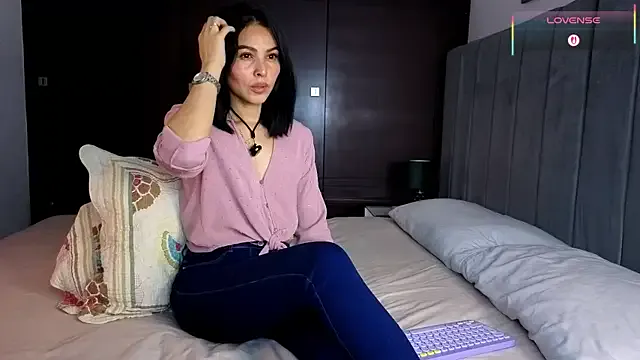 CarolineMuzgui from StripChat is Freechat