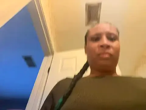 CreammieDelite from StripChat is Freechat