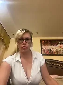 Crystal00Girl from StripChat is Freechat