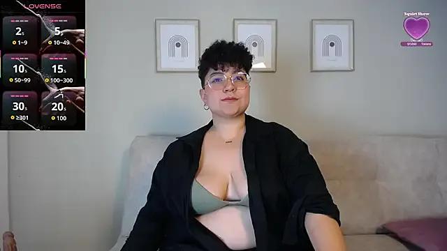 curly_cam_queen69 from StripChat is Freechat