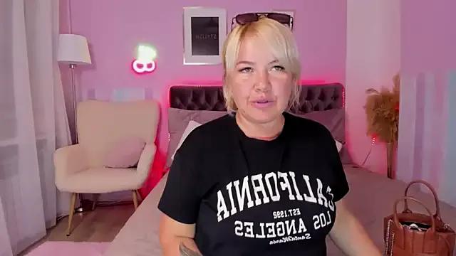 CurlyDreams from StripChat is Freechat