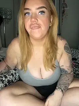 CurvyGirlMyla from StripChat is Freechat