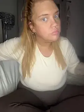 CurvyGirlMyla from StripChat is Freechat