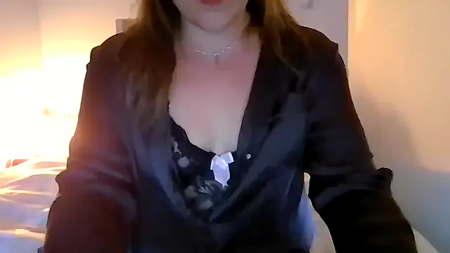 DomiQueen from StripChat is Freechat