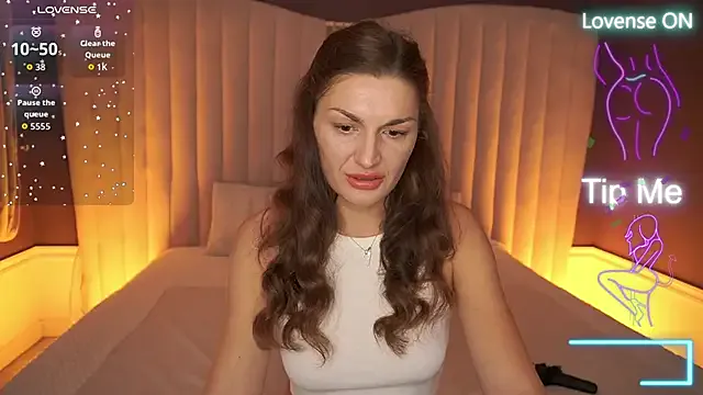EllaGoldenn from StripChat is Freechat