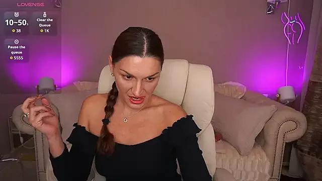 EllaGoldenn from StripChat is Freechat