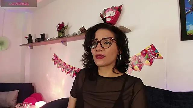Elliee_ from StripChat is Freechat