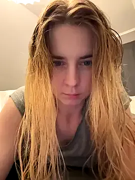 ellieen from StripChat is Freechat