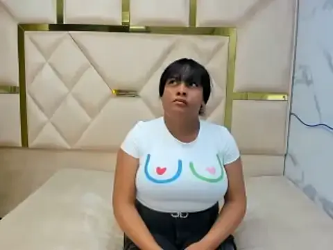 ElliePhillips from StripChat is Freechat