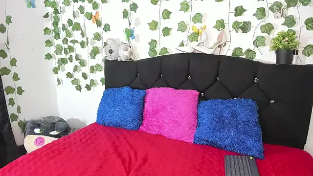 Elly_Thompson from StripChat is Freechat