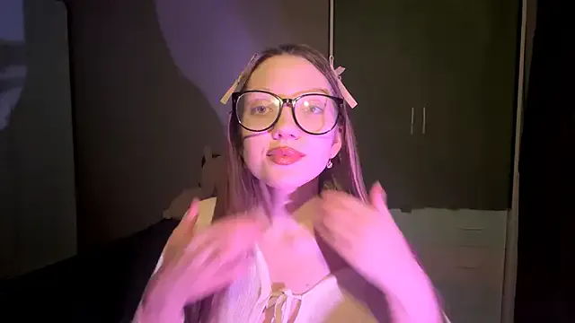 EmiIyKitty from StripChat is Freechat