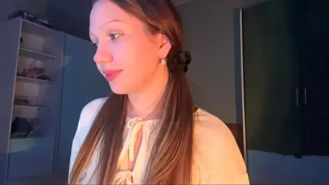 EmiIyKitty from StripChat is Freechat