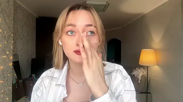 Emily_lyy from StripChat is Freechat