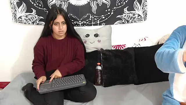 emily_n_abby from StripChat is Freechat