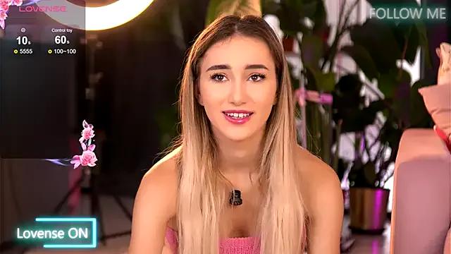 EmilyRaymont from StripChat is Freechat