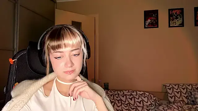 EmilySkyline from StripChat is Freechat