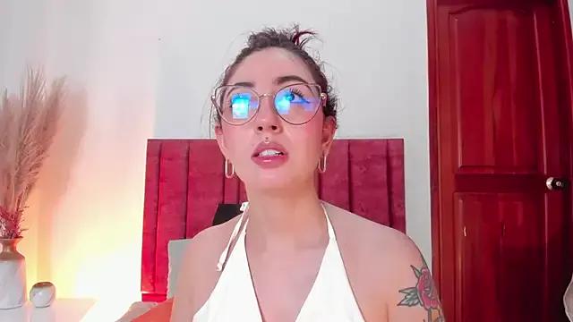 Emilywatsonn from StripChat is Freechat