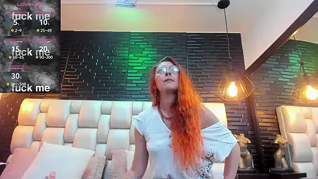 EmilyyRed from StripChat is Freechat