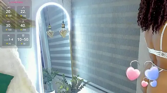 EmmaFerrary from StripChat is Freechat