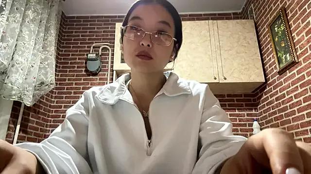 EmmaLeexth from StripChat is Freechat