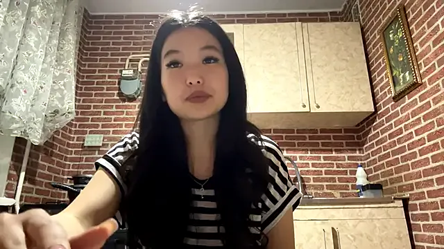 EmmaLeexth from StripChat is Freechat