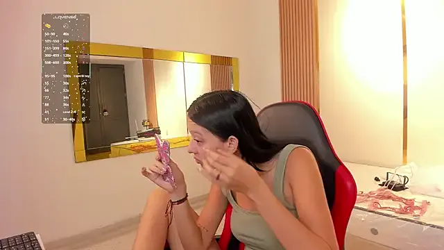 EmmiHops from StripChat is Freechat