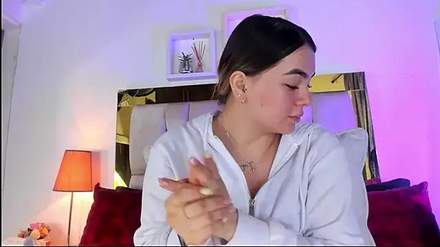 Emmy_r from StripChat