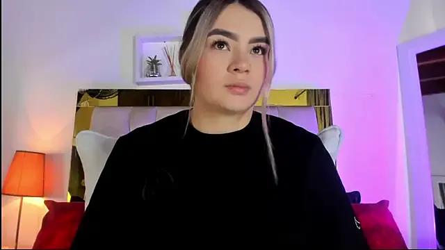 Emmy_r from StripChat