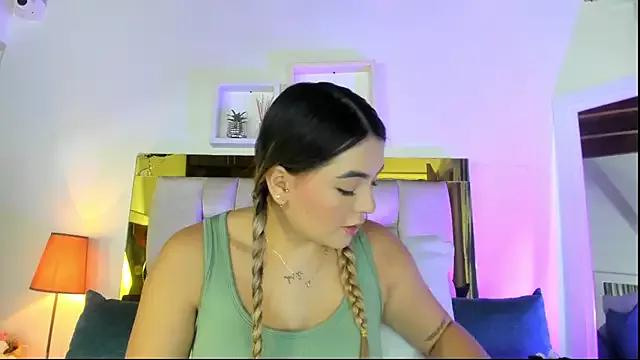 Emmy_r from StripChat