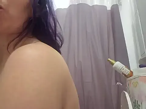 erinSmiles from StripChat is Freechat