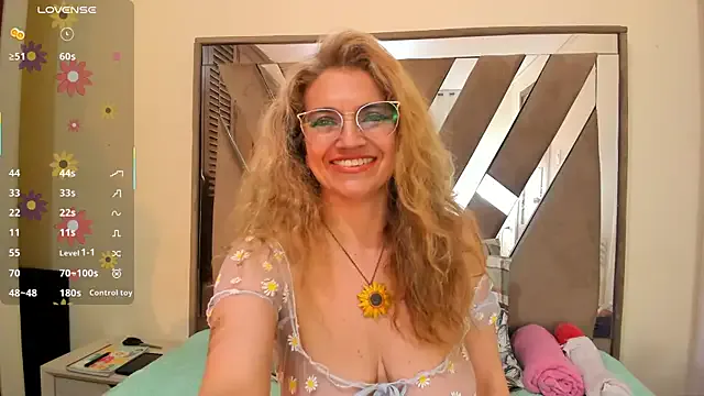 Esmeralda_oikos from StripChat is Freechat