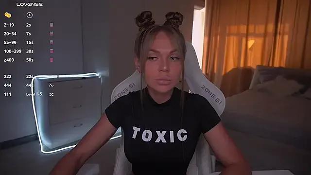 Evelinka from StripChat is Freechat