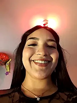 FallsForHerSmile from StripChat is Freechat