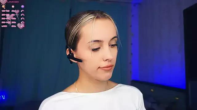 FannyHewson from StripChat