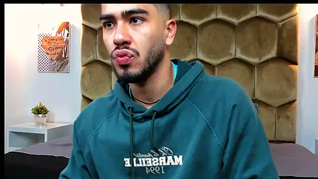 Franco_banderas from StripChat is Freechat