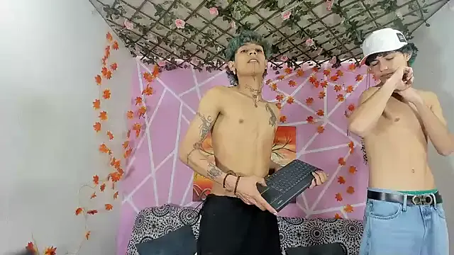 Fresahot2005 from StripChat is Freechat