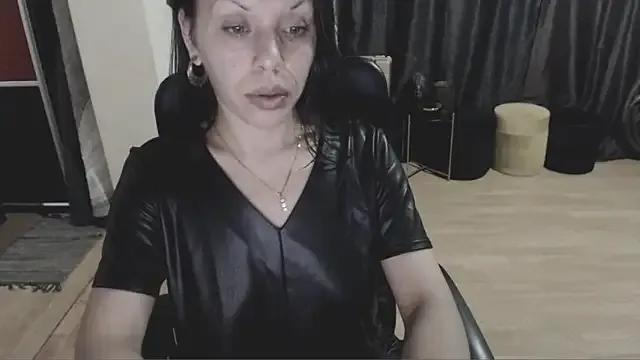 GoldenSasha from StripChat is Freechat