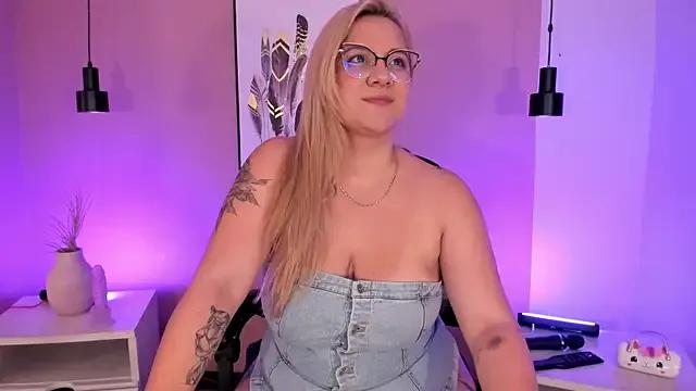 hollie_joliie from StripChat is Freechat