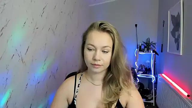 Holly_xglam from StripChat