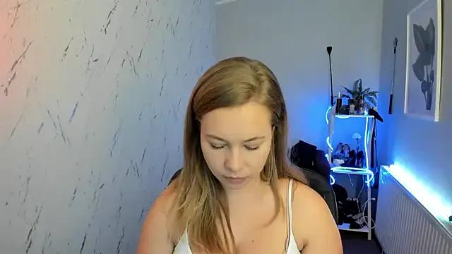 Holly_xglam from StripChat