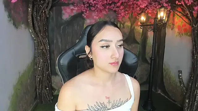 HorneyyQueen from StripChat is Freechat