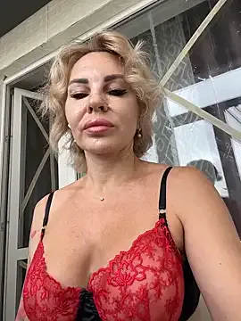 Hotnessi from StripChat