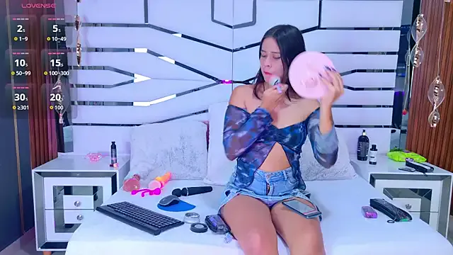 IrissBloom from StripChat is Freechat