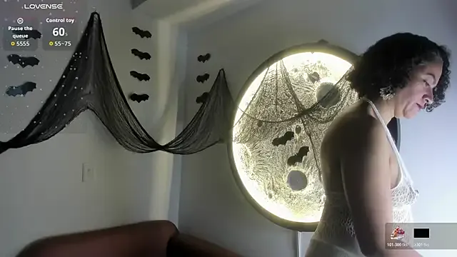 Isabella-Rosssi from StripChat is Freechat