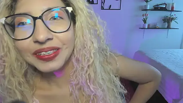 itsroxyrose_ from StripChat is Freechat