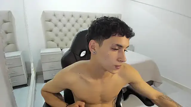 JhoanLeandro from StripChat is Freechat