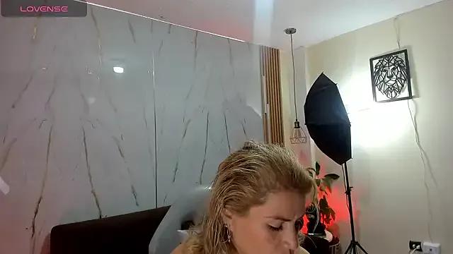 Juanitarubia from StripChat is Freechat